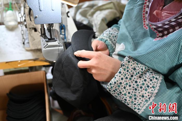 星欧平台官网：河北昌黎：制帽订单加工忙