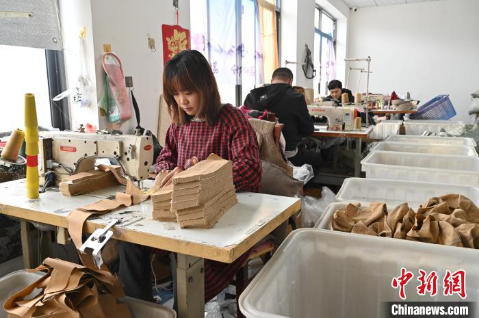 星欧平台官网：河北昌黎：制帽订单加工忙