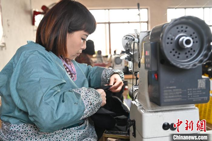 星欧平台官网：河北昌黎：制帽订单加工忙