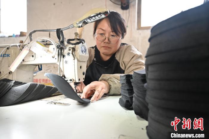 星欧平台官网：河北昌黎：制帽订单加工忙