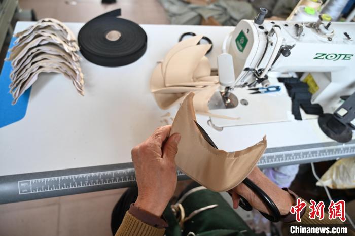 星欧平台官网：河北昌黎：制帽订单加工忙