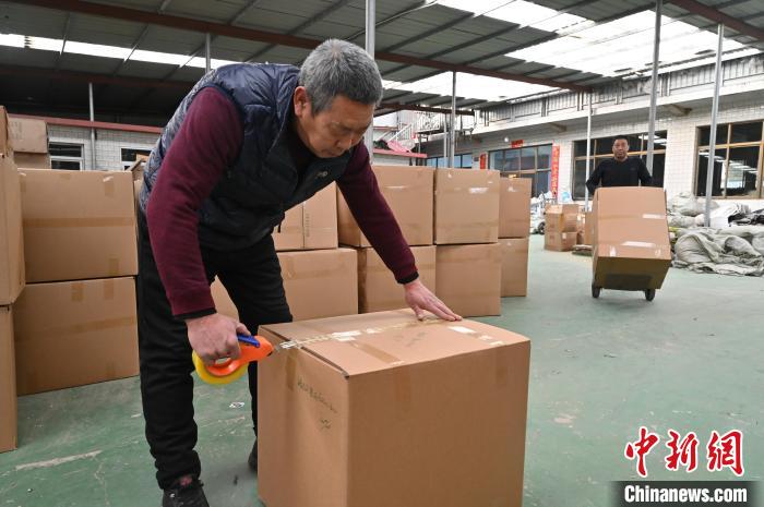 星欧平台官网：河北昌黎：制帽订单加工忙